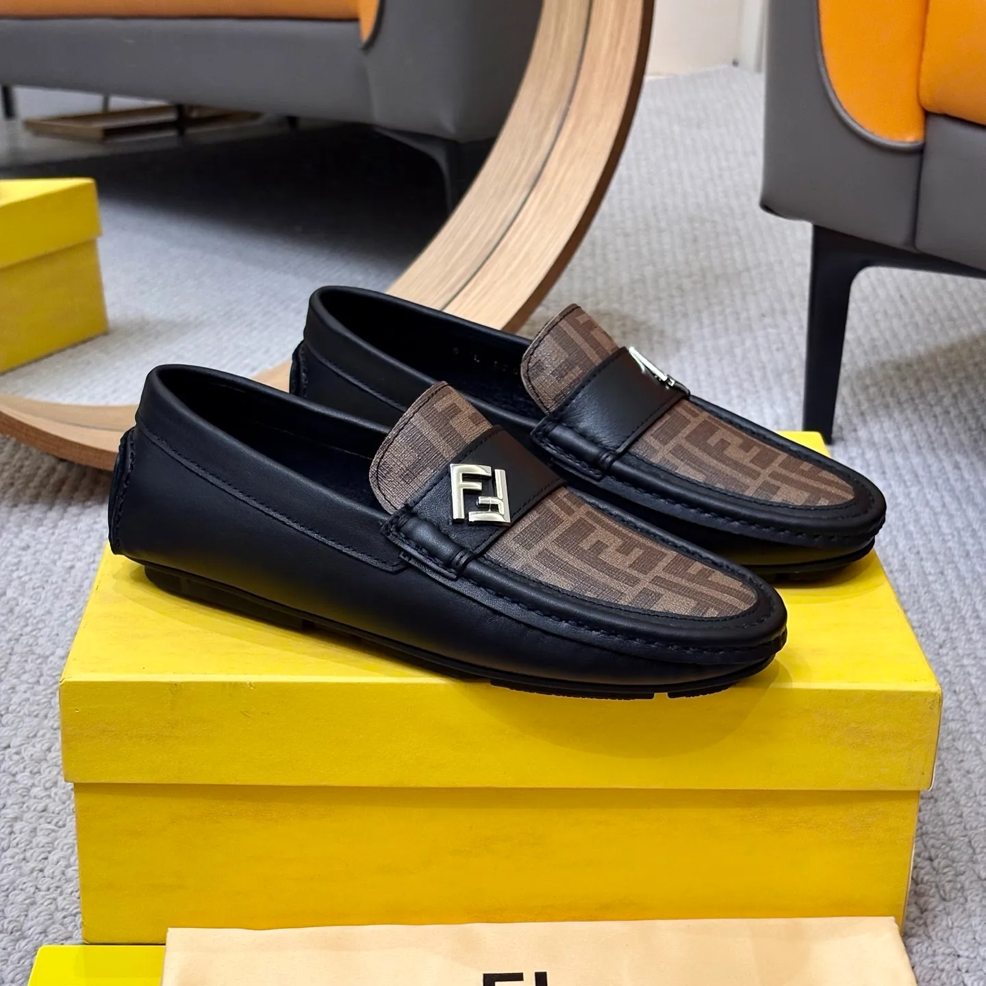 Men's shoes 💰420 [FENDI Fendi] 2⃣️0⃣️2⃣️5️⃣New Milan men's fashion lazy catwalk style ✅ fashionable casual beanie shoes, imported calfskin fabric, super smooth texture, sweat-absorbent and breathable, (sheepskin lining). Metal LOGO on the shoe body, Medusa avatar, irregular avatar, high-end craftsmanship logo✅ French Loft set foot design style 👟Low-key and elegant, great on-foot effect... Men's shoe size: 38-46 (4-12)